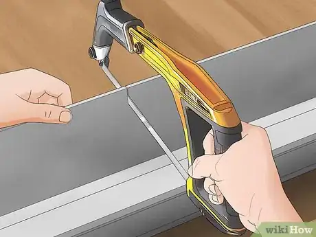 Imagen titulada Install Rain Gutters Step 11