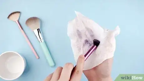 Imagen titulada Clean Makeup Brushes Using Olive Oil and Soap Step 6