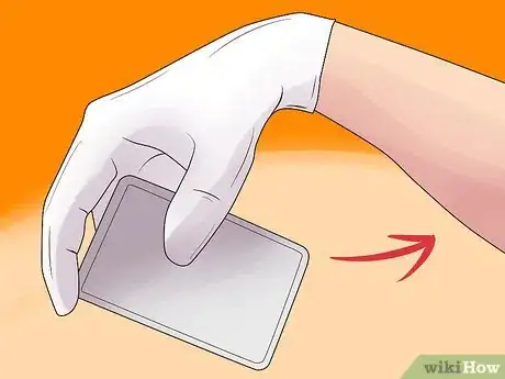 Imagen titulada Throw Cards Accurately Step 7
