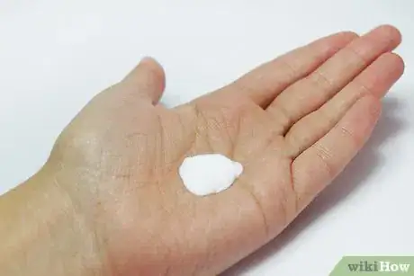 Imagen titulada Paint Your Nails With the Opposite Hand Step 14