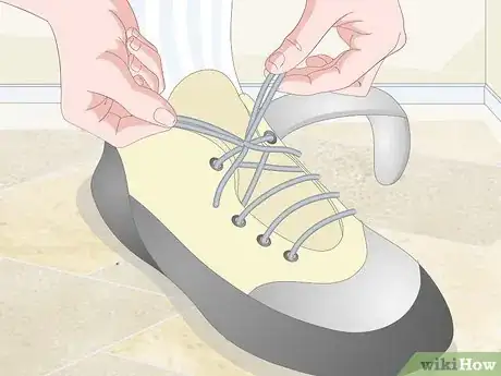 Imagen titulada Stretch Rock Climbing Shoes Step 11