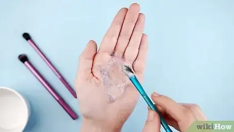 Imagen titulada Clean Makeup Brushes Using Olive Oil and Soap Step 3
