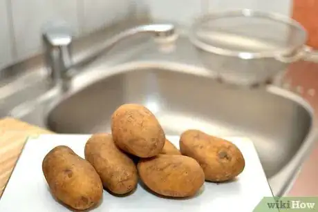 Imagen titulada Peel Potatoes With an Ordinary Kitchen Knife Step 1