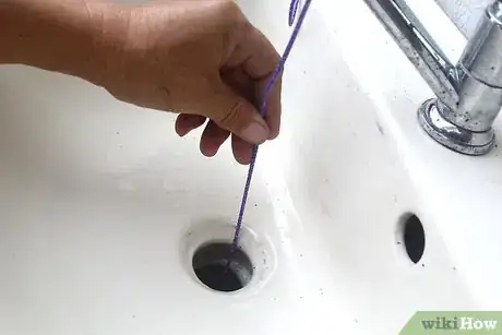 Imagen titulada Reuse Wire Hangers Step 1