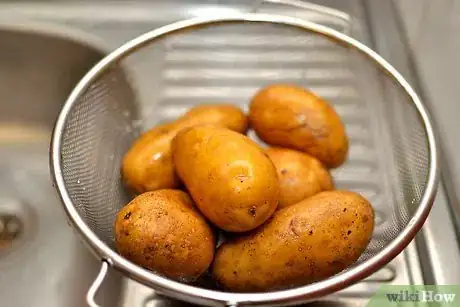 Imagen titulada Peel Potatoes With an Ordinary Kitchen Knife Step 4