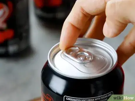 Imagen titulada Open a Soda Can Step 1