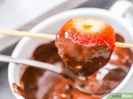 Imagen titulada Make Chocolate Covered Fruit Step 4