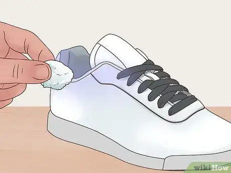 Imagen titulada Remove Jean Stains from Shoes Step 15