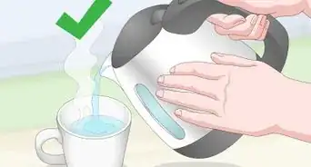 hervir agua usando una tetera