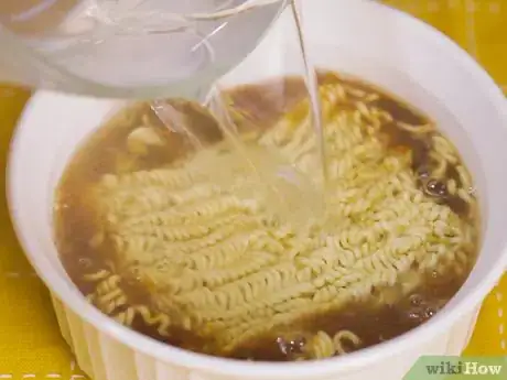 Imagen titulada Make Ramen Noodles in the Microwave Step 9