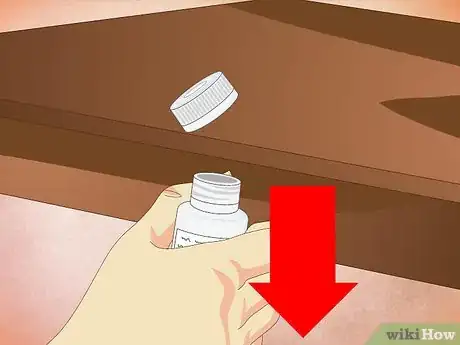Imagen titulada Open a Child Proof Pill Container Step 6