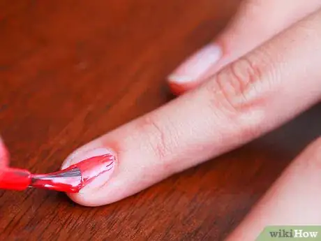 Imagen titulada Keep Nail Polish from Chipping Step 2