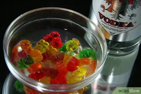 Imagen titulada Make Vodka Gummy Bears Step 2