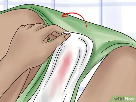 Imagen titulada Change a Sanitary Pad Step 3