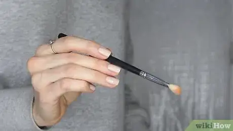 Imagen titulada Apply Eyeshadow (for Beginners) Step 2