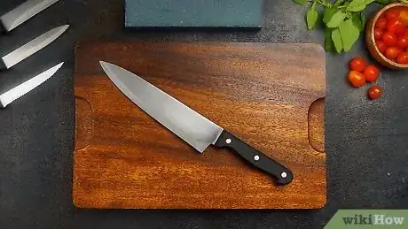Imagen titulada Sharpen a Knife With a Stone Step 1