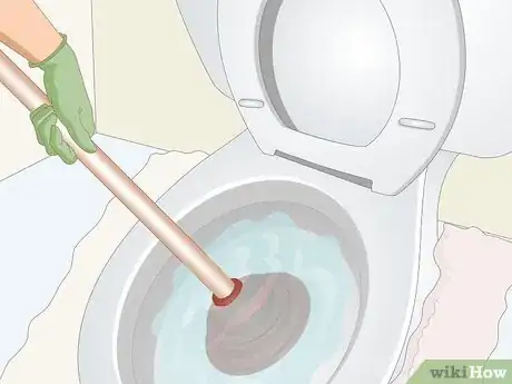 Imagen titulada Plunge a Toilet Step 7