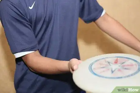 Imagen titulada Throw a Frisbee Backhand and Forehand Step 22