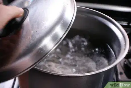 Imagen titulada Clean a Razor Clam Step 3