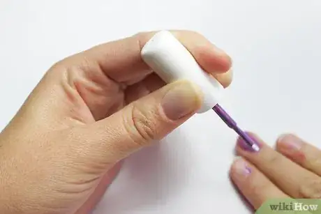 Imagen titulada Paint Your Nails With the Opposite Hand Step 8