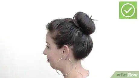 Imagen titulada Do a Sock Bun with Short Hair Step 13
