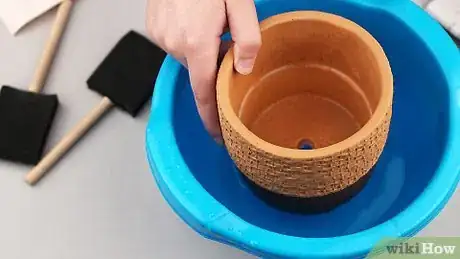 Imagen titulada Paint Clay Pots Step 2