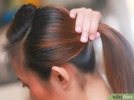 Imagen titulada Do Hairstyles With a Twisty Bump Step 17