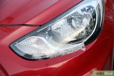 Imagen titulada Brighten Your Car's Yellowing Headlights Step 7