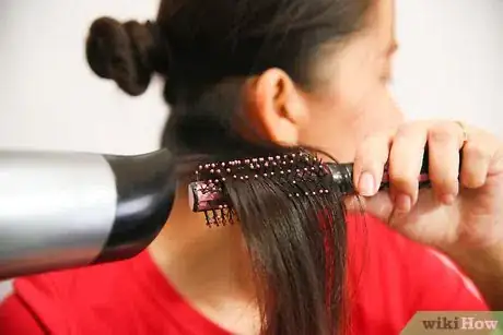 Imagen titulada Do a Blowout Hairstyle Step 6