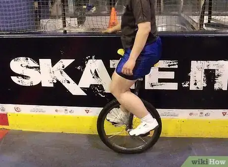 Imagen titulada Mount a Unicycle Step 7