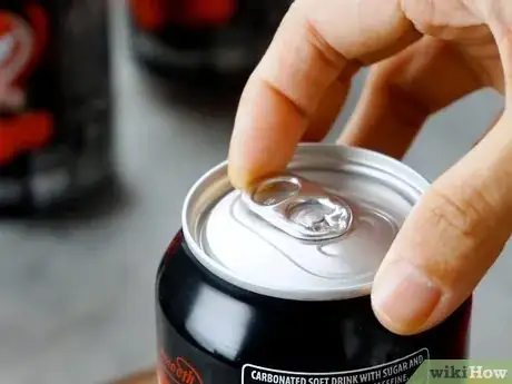 Imagen titulada Open a Soda Can Step 2