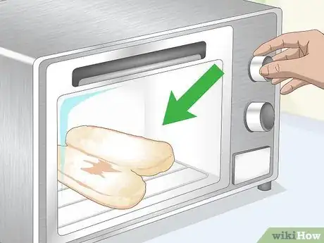 Imagen titulada Eat a Hot Dog Step 1