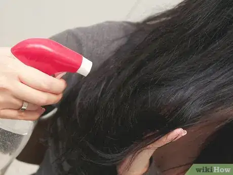 Imagen titulada Lighten Brown Hair Step 3