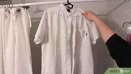 Imagen titulada Remove Wrinkles from Clothes Without an Iron Step 2