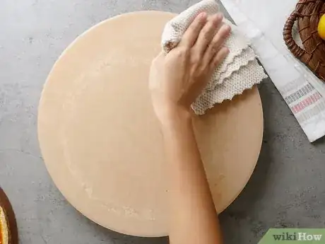 Imagen titulada Clean a Pizza Stone Step 15