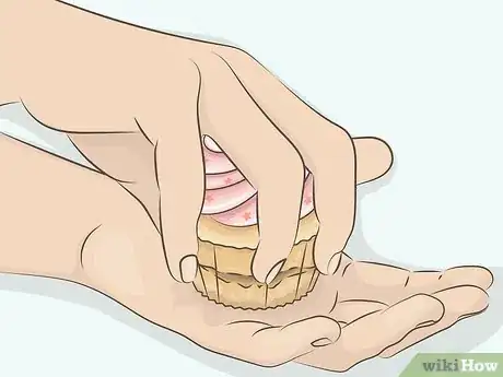 Imagen titulada Eat a Cupcake Step 5