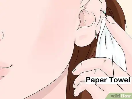 Imagen titulada Clean a Cartilage Piercing Step 4