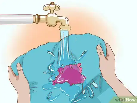 Imagen titulada Remove Fabric Paint from Clothes Step 4