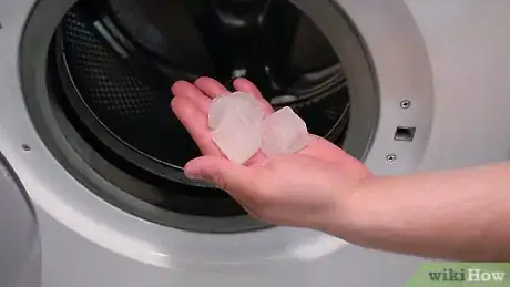 Imagen titulada Remove Wrinkles from Clothes Without an Iron Step 1
