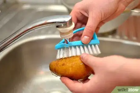 Imagen titulada Peel Potatoes With an Ordinary Kitchen Knife Step 2