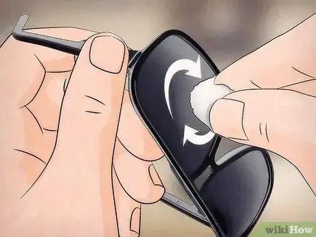 Imagen titulada Remove Scratches from Sunglasses Step 3