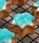 agregar azúcar de colores a las galletas de azúcar