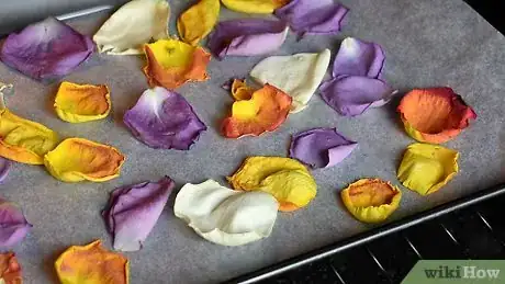 Imagen titulada Preserve Petals Step 11