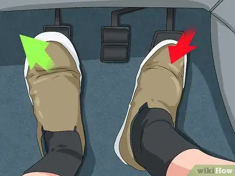 Imagen titulada Drive a Stick Shift Truck Step 9