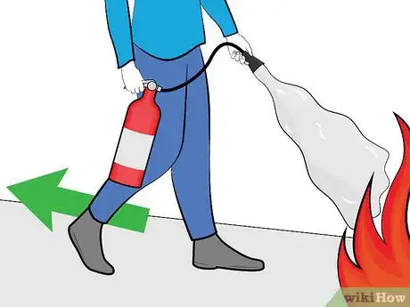 Imagen titulada Use a Fire Extinguisher Step 8