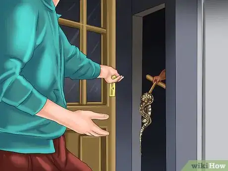 Imagen titulada Deal With a Snake in the House Step 5