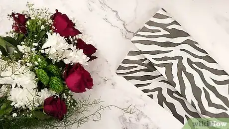 Imagen titulada Wrap Flowers Step 1