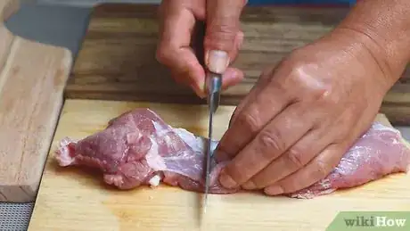 Imagen titulada Check That Pork Is Cooked Through Step 1