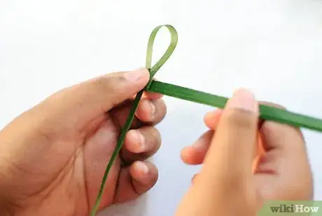 Imagen titulada Make a Palm Frond Cross Step 9
