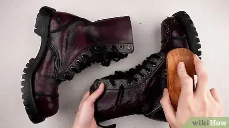 Imagen titulada Keep Leather Boots from Cracking Step 19